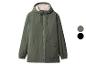Olivovo zelená bunda s kapucňou podšitou umelou kožušinou a prednými vreckami.