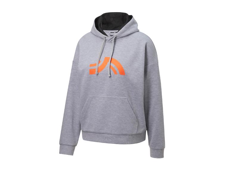 Sivá mikina s kapucňou a oranžovým logom.