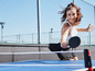 Žena hrá stolný tenis s raketou Butterfly.