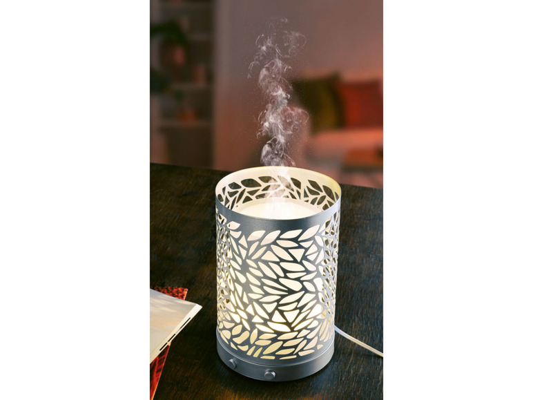 Strieborný aromatický difúzor s prelamovaným vzorom, ktorý uvoľňuje jemnú paru.