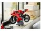 Červený model motocykla LEGO Technic Ducati Panigale V4 R vystavený pri okne.