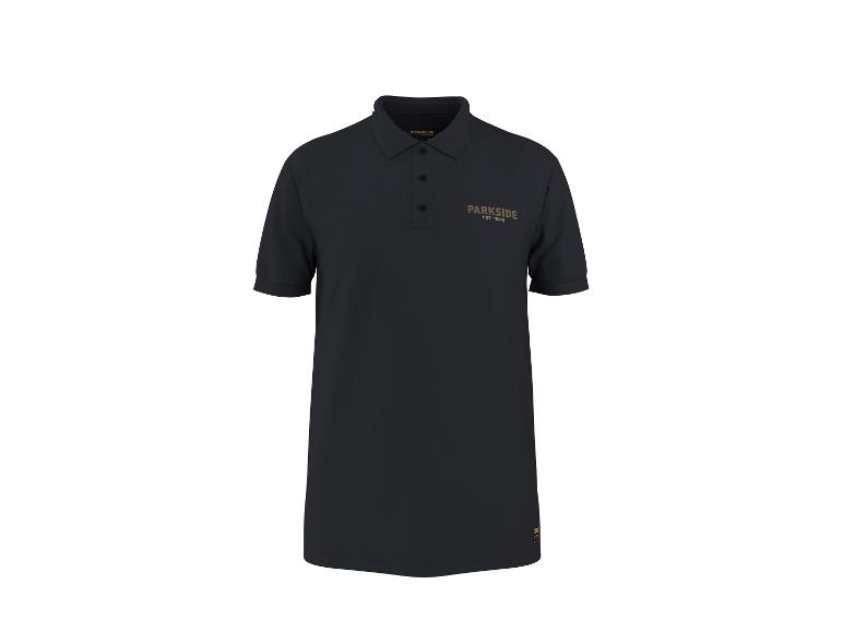 Čierne polo tričko s malým logom na hrudi a gombíkovou légou.