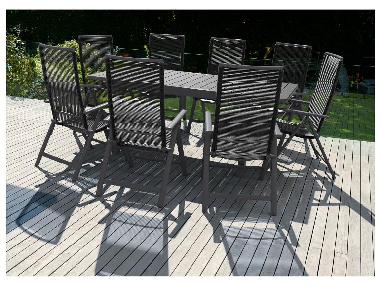 Záhradný set: stôl a stoličky z antracitového umelom pleteného ratanu.