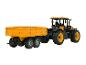 Traktor JCB so žltým prívesom, miniatúrne hračky.