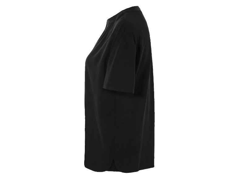 Čierna blúzka s krátkym rukávom, minimalistický štýl.