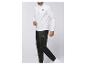 Muž v bielej a čiernej teplákovej súprave