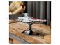 Model LEGO Star Wars Acclamator-Class Assault Ship na stojane, na drevenom stole.