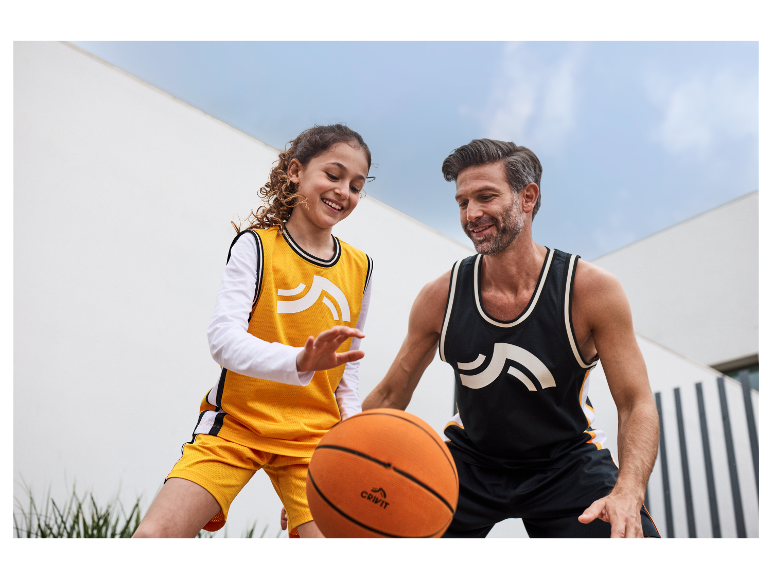 Otec a dcéra hrajú basketbal s loptami Crivit.