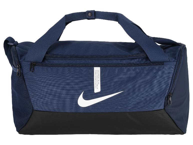 Tmavomodrá športová taška s čiernym dnom a bielym logom, s nápisom „ENGINEERED TO THE EXACT SPECIFICATIONS OF CHAMPIONSHIP ATHLETES“.