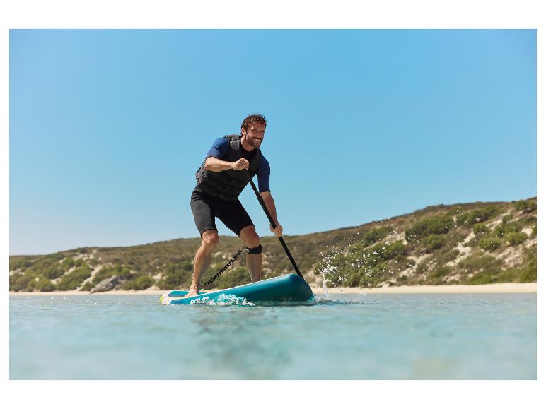 Pádlo a paddleboard: muž si užíva SUP.