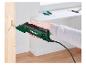 Ruka drží elektrické dláto, ktoré vyrezáva otvor do dreveného trámu.