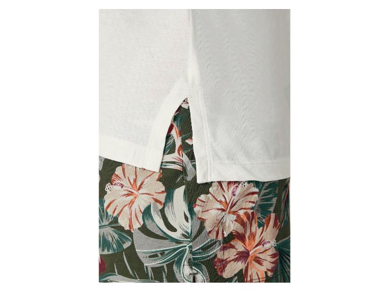 Biele tričko a šortky s tropickou kvetinovou potlačou.