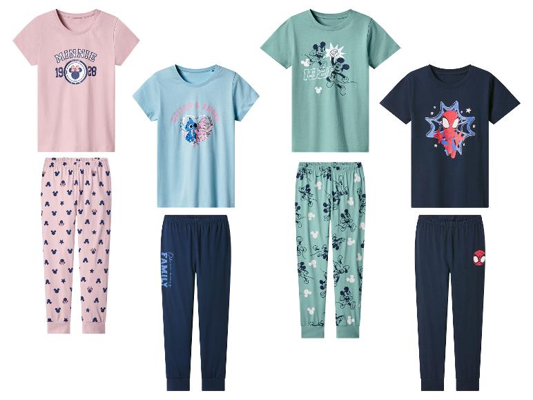 Štyri súpravy detských pyžám: ružové Minnie Mouse, modré Stitch, zelené Mickey Mouse a tmavomodré Spider-Man.