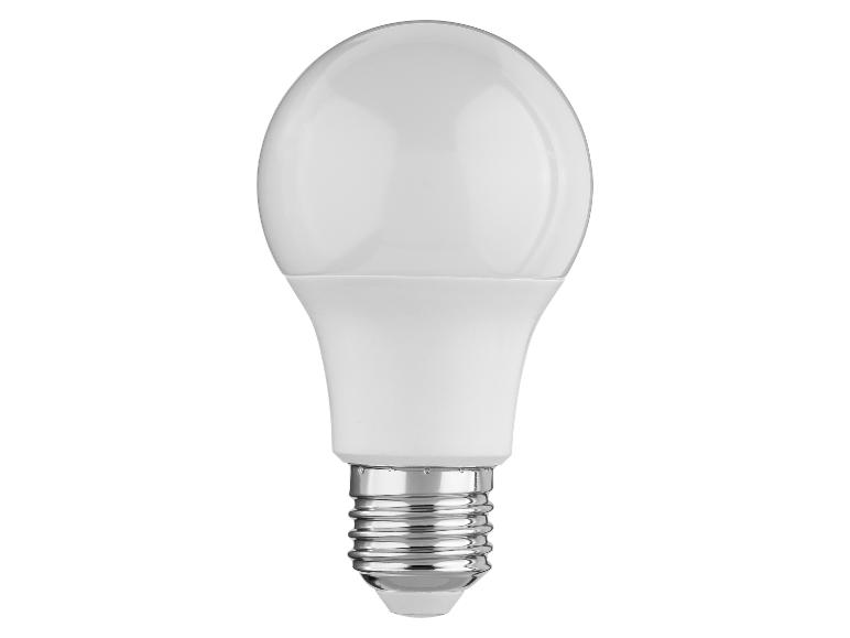 Biela LED žiarovka so striebornou skrutkovacou päticou.