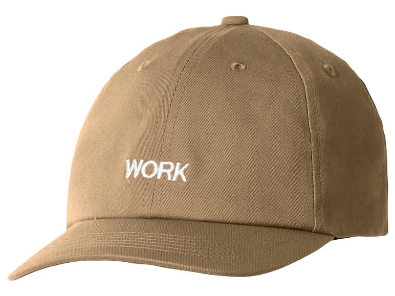 Béžová baseballová čiapka s bielym nápisom „WORK“.