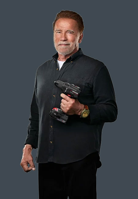 Arnold Schwarzenegger drží akumulátorový vŕtací skrutkovač PARKSIDE PERFORMANCE