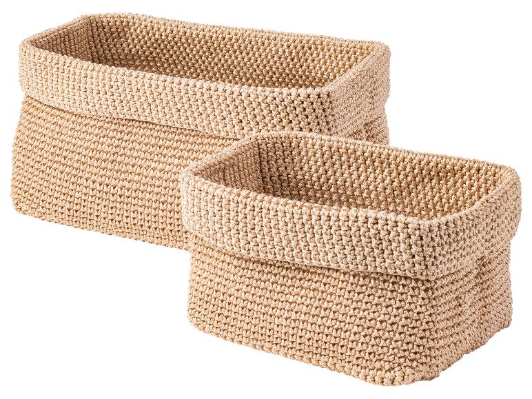 Dva béžové obdĺžnikové pletené koše.