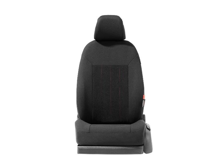 Čierna autosedačka na bielom pozadí