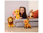 Dievča s plyšovými hračkami z Levieho kráľa: Simba, Pumbaa, Timon a Nala.
