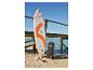 Bielo-oranžový paddleboard Crivit, prepravná taška a príslušenstvo na pláži.