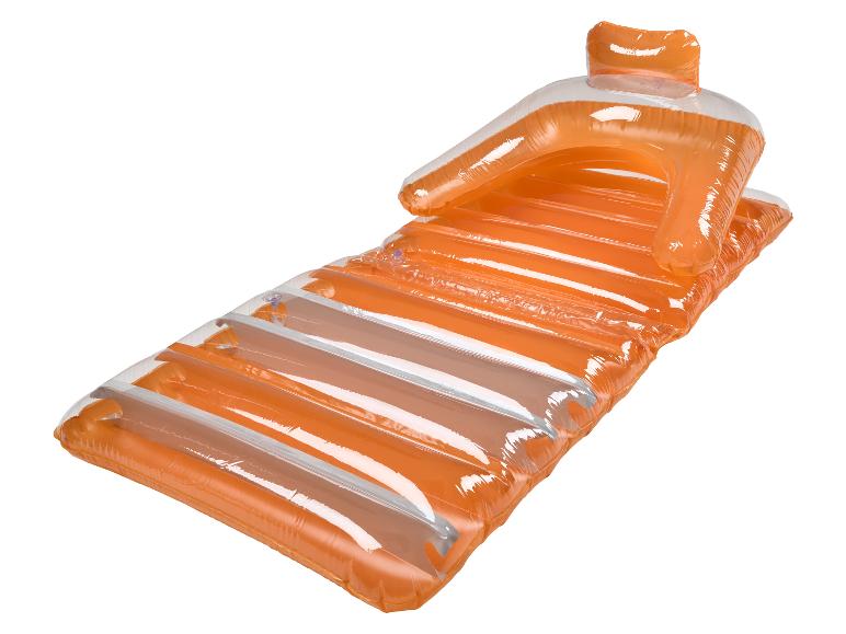 Oranžový nafukovací matrac s opierkou chrbta a hlavy.