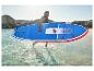 Usmievavý muž nesie modro-červený paddleboard cez vodu.