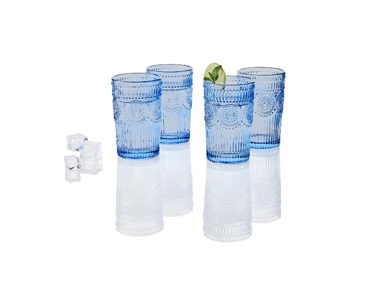 Modré, zdobené poháre na vodu vo vintage štýle s kockami ľadu.
