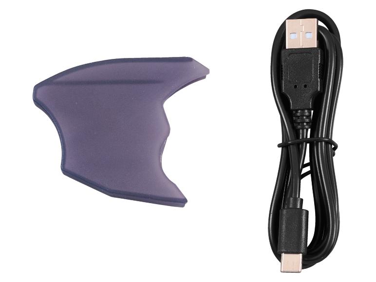 Fialový nástroj gua sha a čierny nabíjací kábel USB-A na USB-C