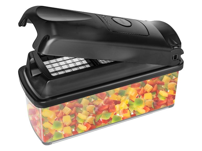 Krájač zeleniny s čiernym vekom a nakrájanou paprikou vo vnútri