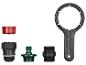 Sada príslušenstva k vodnému filtru, vrátane kľúča na filter, adaptérov a uzáveru.