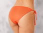 Oranžové bikiny s mašľami po bokoch.