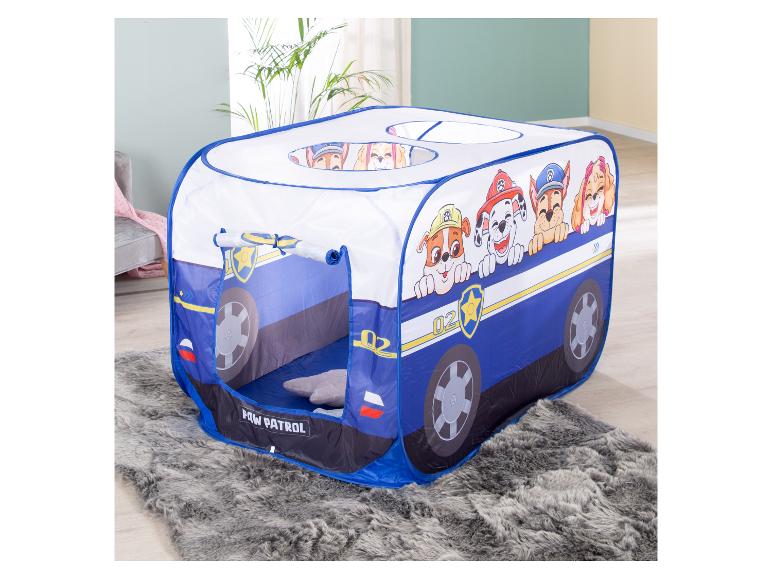 Detský hrací stan Tlapková patrola v tvare autobusu na chlpatom koberci.