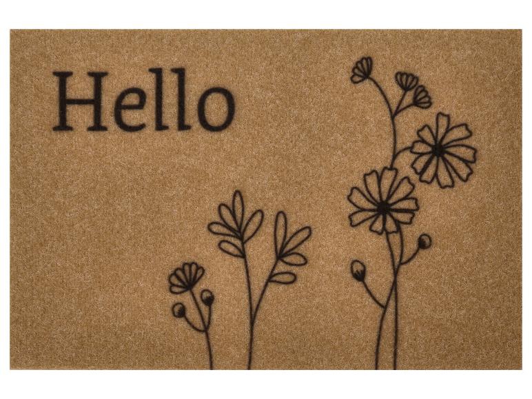 Hnedá rohožka s nápisom „Hello“ a štylizovanými kvetmi.