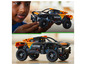Chlapec drží v ruke oranžové LEGO Technic auto s logom NEOM.