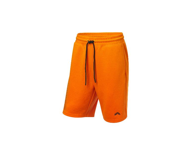 Oranžové šortky so šnúrkou, športový štýl.