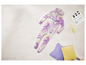 Tie-dye onesie, vankúše a popcorn na svetlom pozadí.