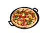 Čerstvo upečená vegetariánska pizza v čiernej liatinovej panvici.