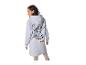 Žena v sivej mikine Stitch s nápisom „ALWAYS SUNSHINE WITH STITCH“ na chrbte