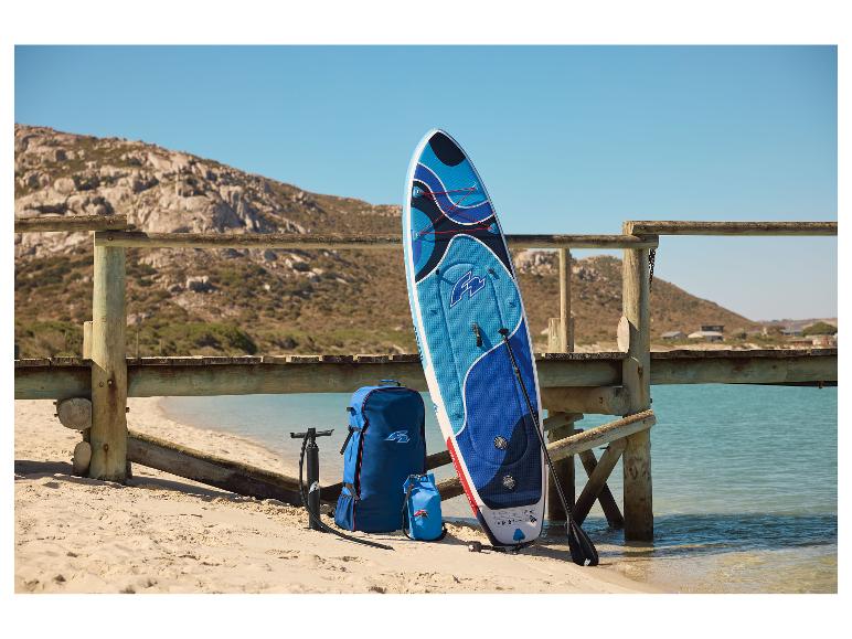 Paddleboard Red Paddle Co, taška, pumpa a pádlo na pláži.