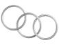 Tri prepojené strieborné kovové krúžky na bielom pozadí.