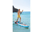 Muž pádluje na nafukovacom paddleboarde Red Paddle Co.