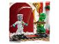 Dve figúrky Lego Ninjago, jedna biela a jedna zelená, bojujú so zbraňami.