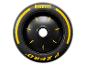 Čierna pneumatika Pirelli P Zero so žltými pruhmi a logom, na bielom pozadí