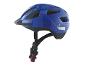 Modrá cyklistická prilba s vetracími otvormi a nastaviteľnými popruhmi.