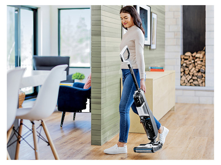 Žena používa parný čistič Kärcher na čistenie drevenej podlahy.