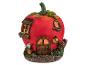 Domček pre víly v tvare paradajky s červom, oknami a dverami
