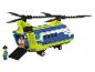 Lego helikoptéra s dvoma figúrkami a rotujúcimi vrtuľami.