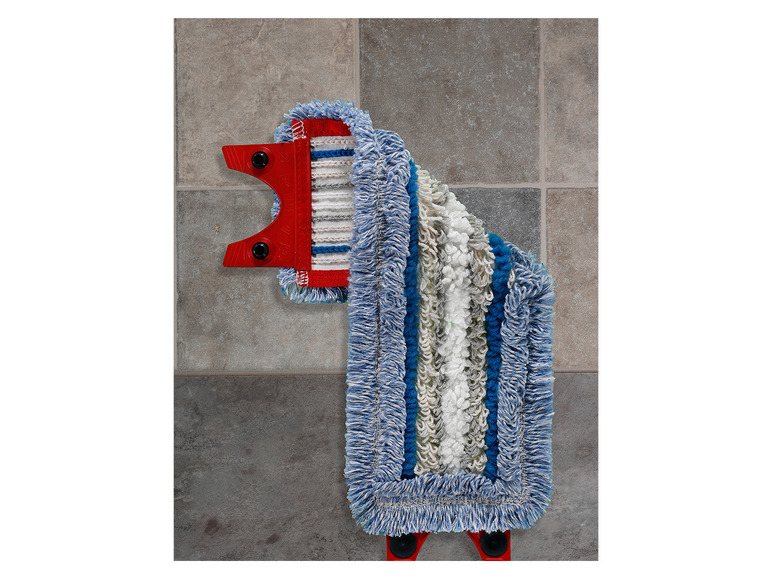 Modrá a biela handrička na podlahu s červeným držadlom.