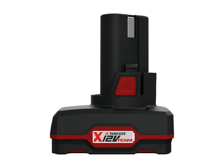 Čierna batéria s červenými detailmi a nápisom „X 12V TEAM“.