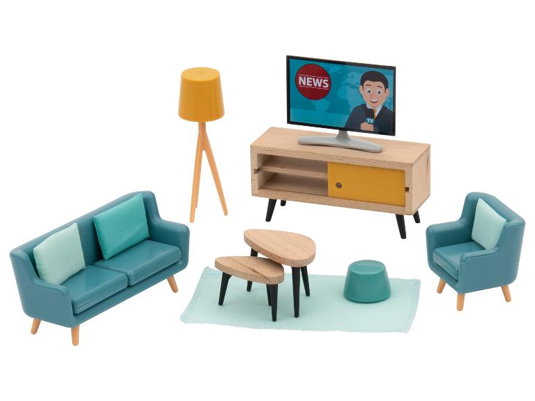 Nábytok do domčeka pre bábiky v retro štýle, vrátane pohovky, kresla, TV stolíka s televízorom, stojacej lampy a konferenčných stolíkov.